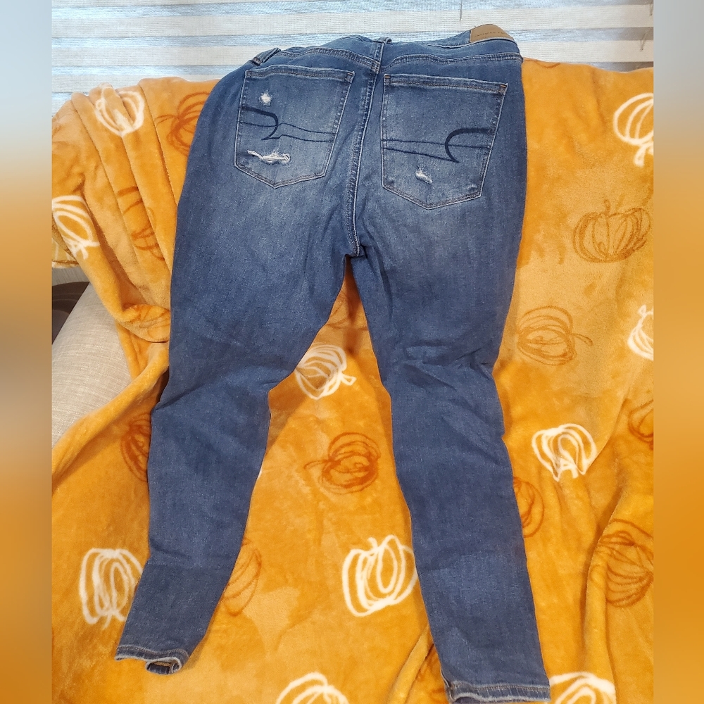 Like New Womens American Eagle AE jeggings with hole in one knee Size 4 short